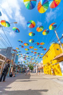 Ipojuca, PE, Brezilya - 15 Ekim 2021: Güzel güneşli bir günde Porto de Galinhas 'ta renkli frevo şemsiyelerle süslenmiş sokak. Rua das Piscinas Naturais Caddesi, turizm merkezi..