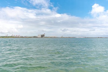 Ipojuca Nehri 'nin suyunun, Ipojuca, Brezilya' daki Kamboa plajında deniz suyuyla buluştuğu nehir ağzı..