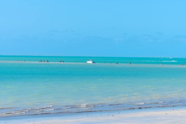 Maragogi plajı, Musa Yolu manzaralı. Denizin ortasında bir kum yolu, Barra Grande, Maragogi AL, Brezilya 'da bir turizm beldesi.