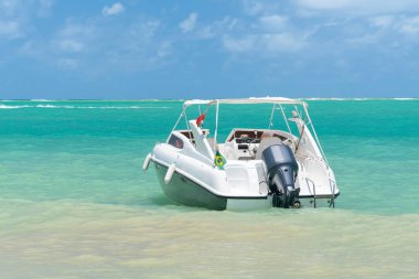 Güzel bir sahilde insansız bir sürat teknesi. Maragogi, Brezilya 'daki Barra Grande plajında turist sürat teknesi. Alagoas eyaletinin turizm beldesi üzerine tekne gezisi konsepti.