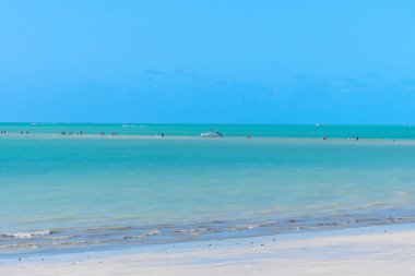 Maragogi plajı, Musa Yolu manzaralı. Denizin ortasında bir kum yolu, Barra Grande, Maragogi AL, Brezilya 'da bir turizm beldesi.