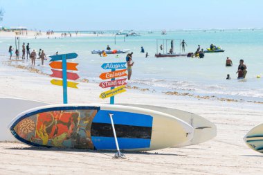 Maragogi, AL, Brezilya - 17 Ekim 2021: Kano kiralamak ve Barra Grande plajında turistler için kürek çekmek.