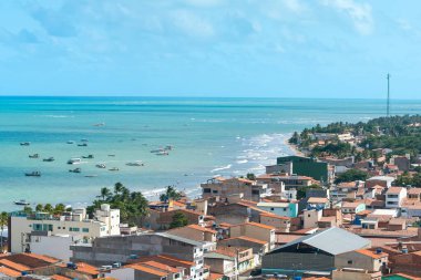 Maragogi, AL, Brezilya - 17 Ekim 2021: Alagoas eyaletinin turizm beldesi Maragogi plajı ve şehrin hava manzarası.