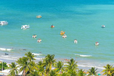 Maragogi, AL, Brezilya - 17 Ekim 2021: Maragogi plajı ve deniz turistik teknelerinin hava manzarası. Alagoas eyaletinin turizm beldesi.