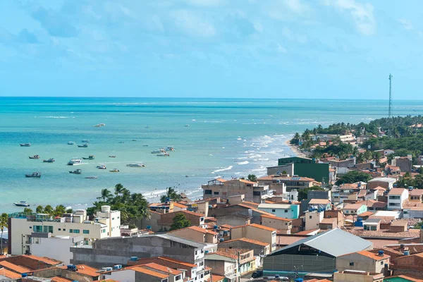 Maragogi, AL, Brezilya - 17 Ekim 2021: Alagoas eyaletinin turizm beldesi Maragogi plajı ve şehrin hava manzarası.