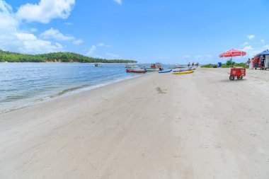 Tamandare, PE, Brezilya - 18 Ekim 2021: Prainha dos Carneiros 'un önündeki sahil manzarası, restoran ve kabul edilebilir.