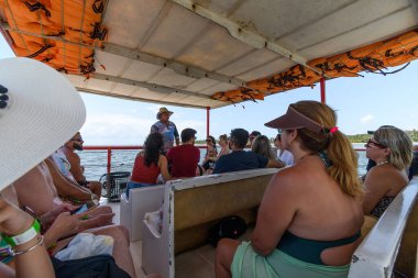 Tamandare, Beden Eğitimi, Brezilya - 18 Ekim 2021: Carneiros sahilinde katamaran turistler, turistik gezilere rehberlik ediyor..