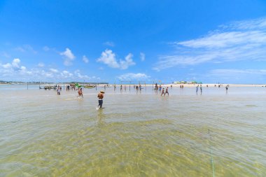 Sirinhaem, PE, Brezilya - 18 Ekim 2021: Porto de Galinhas 'ı ziyaret eden insanların turistik merkezlerinden biri olan Guadeloupe plajındaki insanlar.