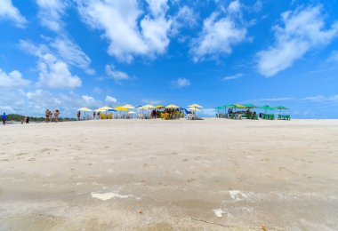 Sirinhaem, PE, Brezilya - 18 Ekim 2021: Porto de Galinhas 'ı ziyaret eden insanların turistik merkezlerinden biri olan Guadeloupe plajındaki insanlar.