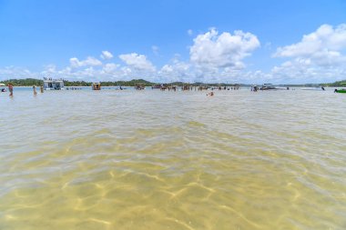 Sirinhaem, PE, Brezilya - 18 Ekim 2021: Porto de Galinhas 'ı ziyaret eden insanların turistik merkezlerinden biri olan Guadeloupe plajındaki insanlar.