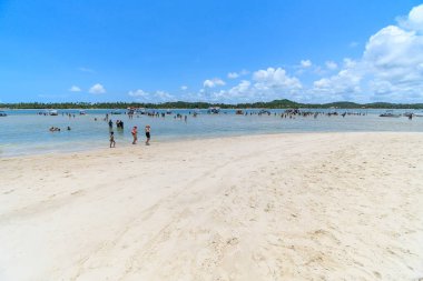 Sirinhaem, PE, Brezilya - 18 Ekim 2021: Porto de Galinhas 'ı ziyaret eden insanların turistik merkezlerinden biri olan Guadeloupe plajındaki insanlar.