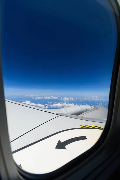 Widok Przez Okno Samolotu Skrzydła Turbiny Podczas Lotu Piękny Dzień — Zdjęcie stockowe