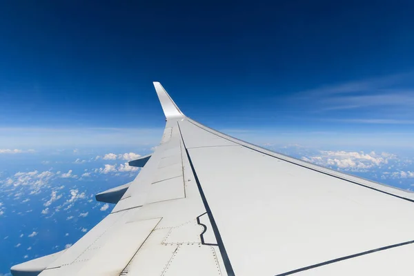 Widok Skrzydła Białego Samolotu Podczas Lotu Piękny Dzień Błękitnego Nieba — Zdjęcie stockowe