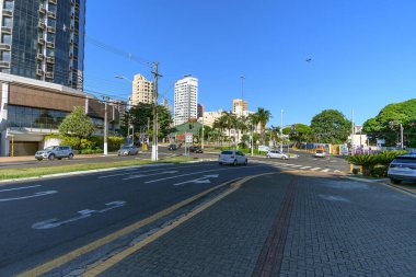 Londrina, PR, Brazil - 19 Aralık 2021 Avenida Higienopolis ile Avenida Juscelino Kubitscheck arasındaki kavşağın manzarası.