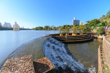 Londrina, PR, Brazil - 19 Aralık 2021: Igapo Gölü çağlayanı manzarası. Londrina 'nın turizm beldesi.