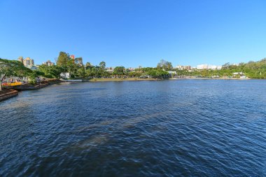 Londrina, PR, Brazil - 19 Aralık 2021: İgapo Gölü ve çevresindeki güzel mavi gökyüzü manzarası. Londrina 'nın turizm beldesi.