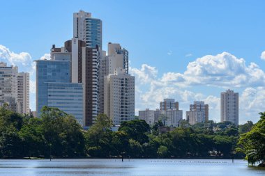 Londrina, PR, Brazil - 25 Aralık 2021: Igapo Gölü manzarası ve şehir binaları. Londrina 'nın turizm beldesi.