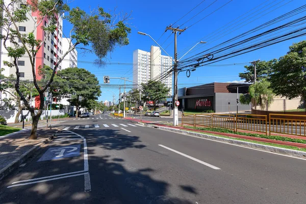 Londrina, PR, Brazil - 25 Aralık 2021: Anne Leonia Milito Bulvarı, Bela Suica Mahallesi. 