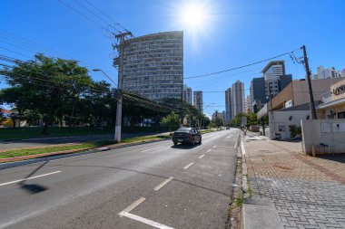 Londrina, PR, Brazil - 25 Aralık 2021: Anne Leonia Milito Bulvarı, Bela Suica Mahallesi. 