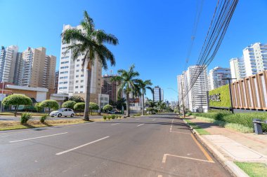 Londrina, PR, Brazil - 25 Aralık 2021: Ayrton Senna da Silva Bulvarı, Gleba Fazenda Palhano Mahallesi. 