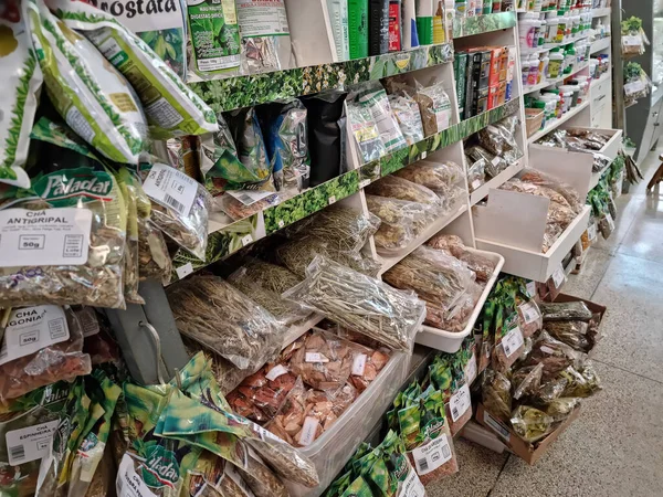 Campo Grande, MS, Brezilya - 21 Şubat 2022: Mercadao Belediyesi 'nde tıbbi çay yapmak için bitki ve malzeme satışı.