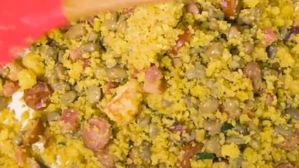 Koken Mengen Met Een Lepel Noordoostelijke Feijao Tropeiro Braziliaanse Schotel — Stockvideo