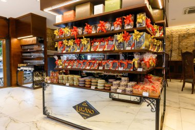 Gramado, RS, Brezilya - 17 Mayıs 2022: Dükkanda satılık Lugano çikolataları, ünlü Gramado çikolataları.