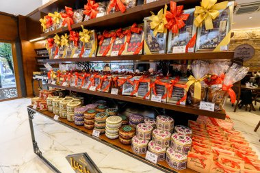 Gramado, RS, Brezilya - 17 Mayıs 2022: Dükkanda satılık Lugano çikolataları, ünlü Gramado çikolataları.