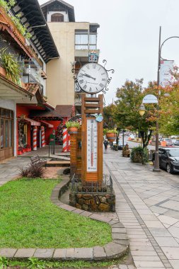 Gramado, RS, Brezilya - 19 Mayıs 2022: Borges de Medeiros Bulvarı Gramado şehir merkezinde sıcaklık yaklaşık 6 derece..