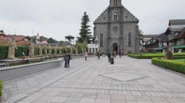 Gramado, RS, Brezilya - 17 Mayıs 2022: Sao Pedro Parish, Gramado şehir merkezindeki kilise.