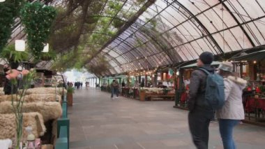 Gramado, RS, Brezilya - 17 Mayıs 2022: Rua Coberta Caddesi manzaralı, restoranları ve dükkanları olan, ünlü turizm merkezi Gramado.