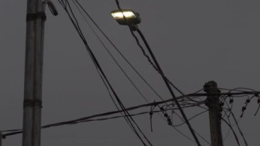 Yağmurda elektrik direğinin kapanması, elektrik kesintisi, kötü hava koşullarının neden olduğu elektrik kesintisi..