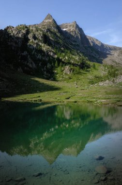 San Bernolfo ve Colle Lounge gölleri, Collalunga Geçidi yakınlarındaki Fransız Alpleri ve Piedmont (İtalya) arasındaki güzel yürüyüş yolu.