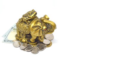 Beyaz arka planda bronz fil heykeli. Sembol zenginliği