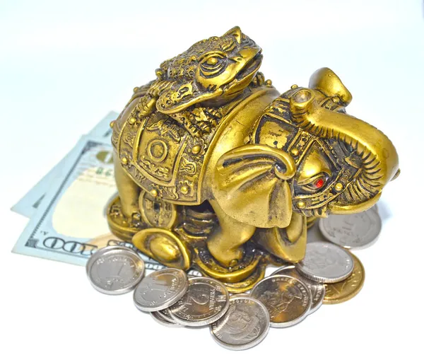 Beyaz arka planda bronz fil heykeli. Sembol zenginliği