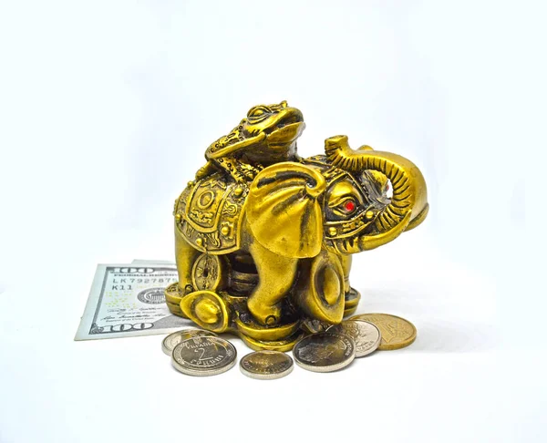 Beyaz arka planda bronz fil heykeli. Sembol zenginliği