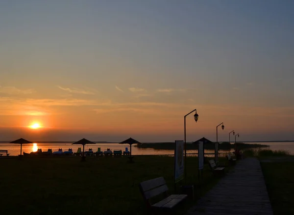 Lanterna Pendente Una Spiaggia Con Sole Nascente — Foto Stock