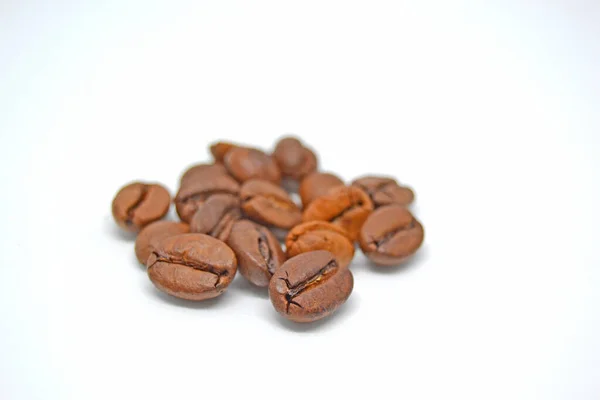 Geïsoleerd Een Witte Achtergrond Koffie Koffiebonen — Stockfoto
