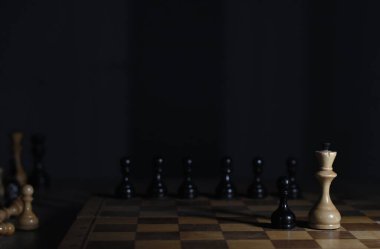 Eski bir tahtadaki satranç taşları