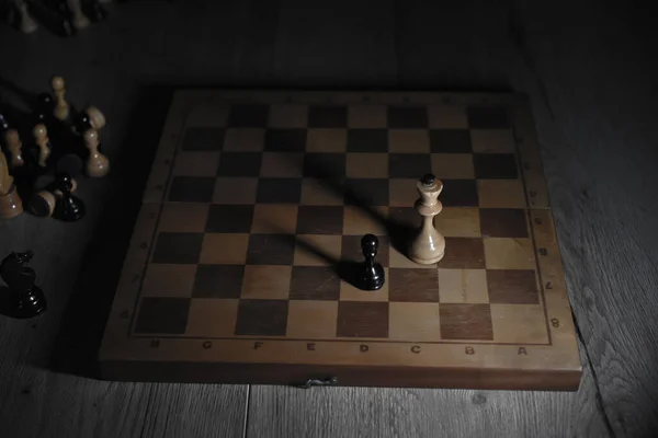 Schachfiguren Auf Einem Alten Brett — Stockfoto