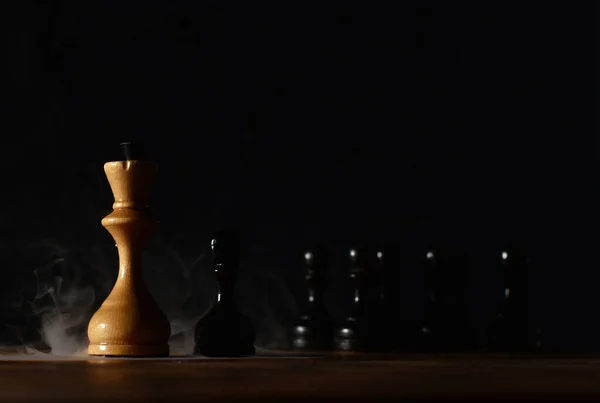 Schachfiguren Auf Einem Alten Brett Rauchwolken — Stockfoto