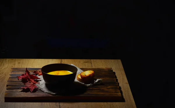 Sup Labu Puree Dalam Piring Coklat Atas Meja Kayu — Stok Foto