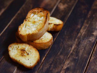 Masanın üzerinde kızarmış ekmek var.