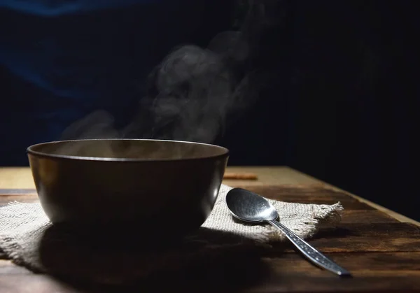 Sup Labu Puree Dalam Piring Coklat Atas Meja Kayu — Stok Foto