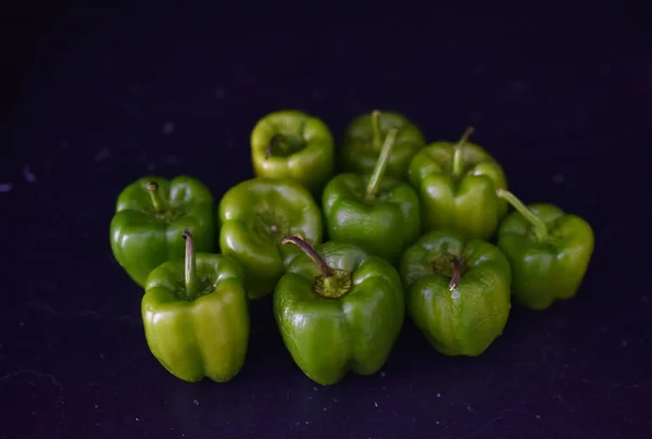Green Bell Pepper Black Background — Stock Photo, Image