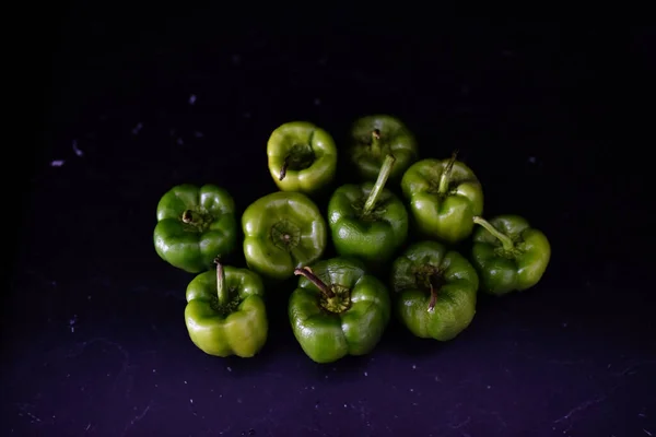 黑色背景上的绿色灯笼椒 — 图库照片