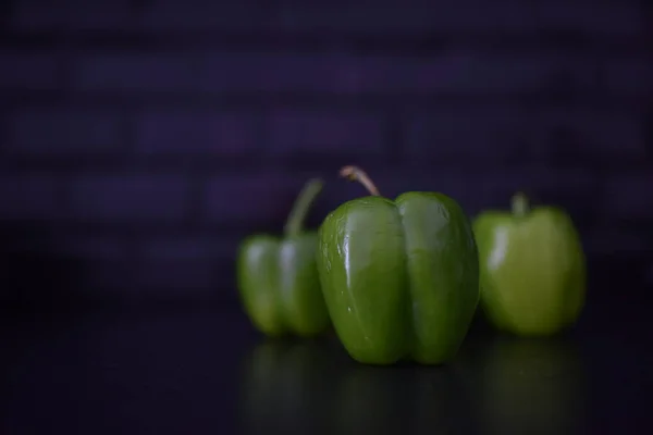 Pimiento Verde Sobre Fondo Negro — Foto de Stock