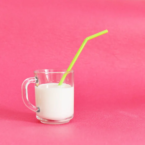 Een Kopje Met Melk Een Rietje Een Roze Achtergrond — Stockfoto