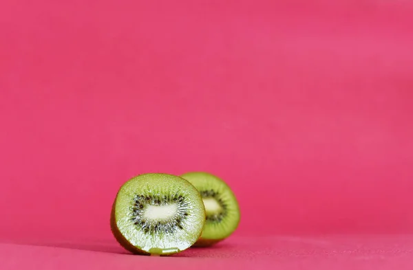 Zralé Kiwi Řezu Růžovém Pozadí Stock Fotografie