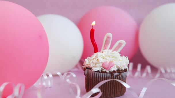 Ροζ Πολύχρωμο Cupcake Και Κόκκινο Κερί Γκλίτερ Ροζ Φόντο Μπαλόνια — Αρχείο Βίντεο